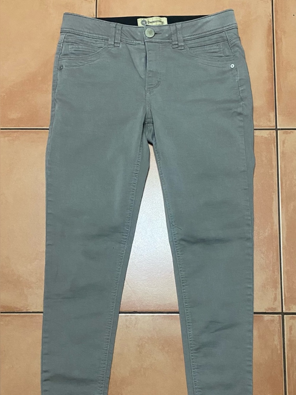 DEMOCRACY ANKLE PANTS. SIZE 6.  I WOULD SAY LIGHT BROWN OR DARK TAUPE COLOR.